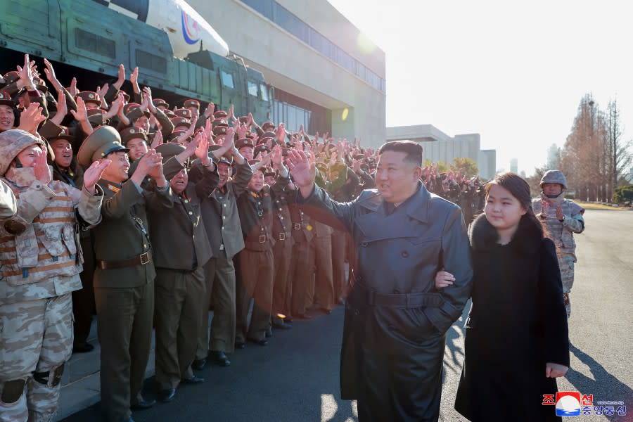 金正恩攜著二女兒金朱愛會見18日試射「火星-17型」（Hwasong-17）洲際彈道飛彈有功的軍人、科學家，一行人而後合影留念。   圖：擷自朝中社