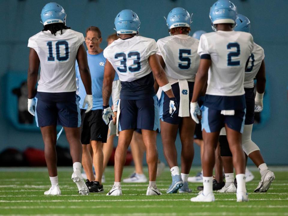 North Carolina assistant head coach for defensive Gene Chizik, has a word with the defensive unit including Desmond Evans (10) and Cedric Gray (33) during the Tar Heels’ first practice of the season on Wednesday, August 2, 2023 in Chapel Hill, N.C. Robert Willett/rwillett@newsobserver.com