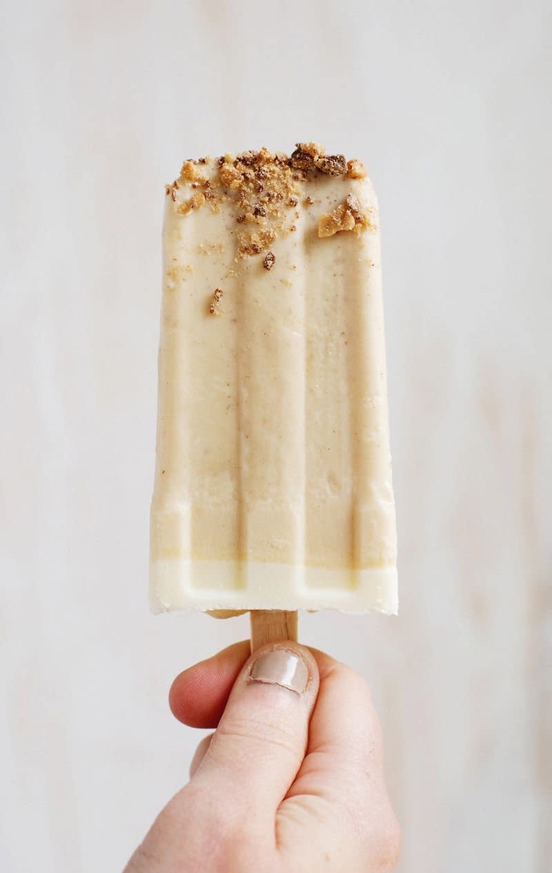 <strong>Get the <a href="http://www.abeautifulmess.com/2014/05/brown-butter-popsicles.html" target="_blank">Brown Butter Popsicle recipe</a> from A Beautiful Mess</strong>