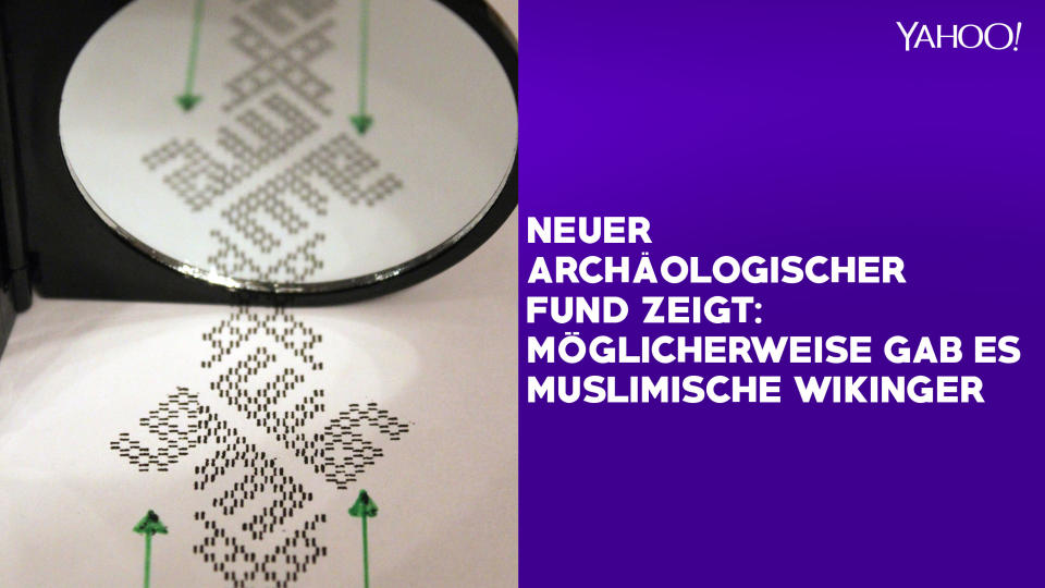 <p>Archäologen entdeckten kürzlich auf der Totenkleidung aus Wikingergräbern kufischen Aufschriften wie „Allah“ (Gott) und „Ali“ (der Erhabene). Vieles spricht dafür, dass die Stickereien von den Wikingern selbst angefertigt wurden, etwa die Tatsache, dass die Namen gespiegelt wurden, um sie auch von Links nach Rechts lesbar zu machen. Annika Larsson von der Universität von Uppsala verweist zudem auf die Tatsache, dass die Wikinger in seidener Totenkleidung beerdigt wurden – so wie auch dem Koran zufolge die Bewohner des Paradieses Seide tragen. Die Wikinger pflegten enge Handelsbeziehungen zur arabischen Welt, ein kultureller Austausch scheint daher wahrscheinlich. (Bild: Annika Larsson/Uppsala Universitet) </p>