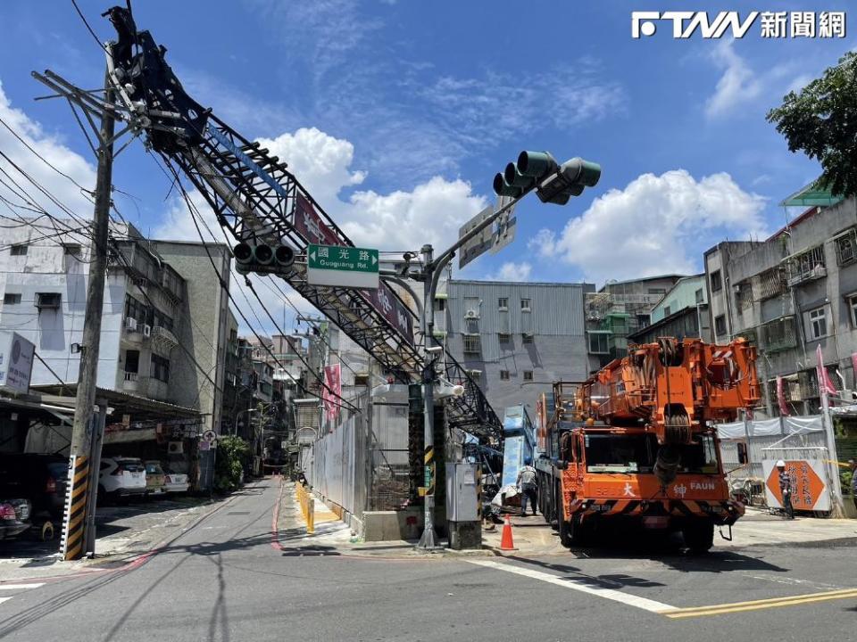 吊車吊臂掉落砸斷電線桿，造成永和1405戶民眾停電。（圖／翻攝畫面）