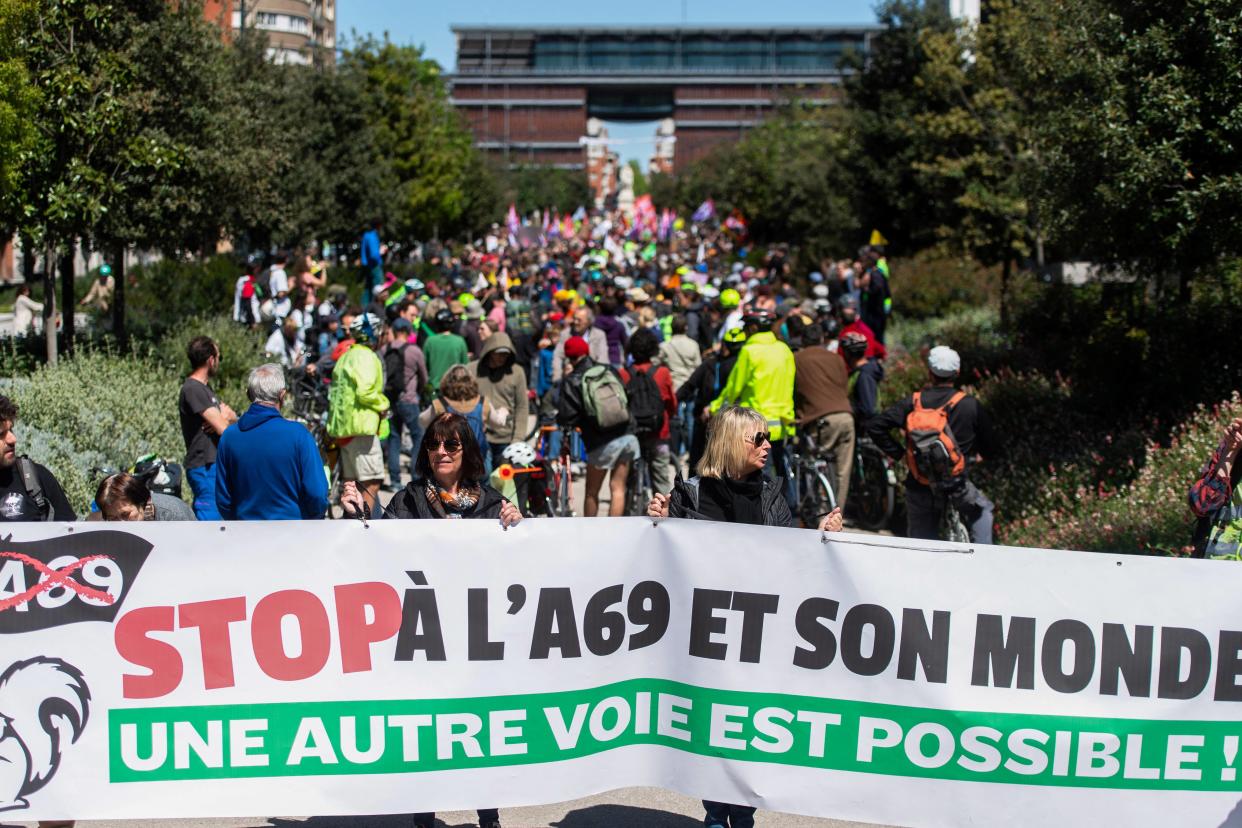 Des manifestants contre le projet d’autoroute A69 reliant Toulouse à Castres, à Toulouse, le 21 avril 2024.