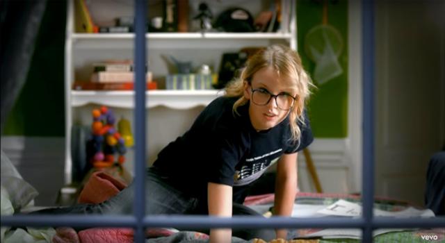 Dress Like Taylor Swift: “You Belong With Me” Music Video (May 2