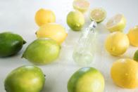 Eine gesunde Alternative zu Alu-Deos sind DIY-Zitrusdeos, die aus Limetten oder Zitronen hergestellt werden. Anleitung: 100 Milliliter Wasser abkochen, eine halbe Zitronen- oder Limettenschale hinzufügen, mit einigen Tropfen ätherischem Öl und einem Teelöffel Natron in einen Zerstäuber füllen. Vorsicht: die besprühte Haut nicht direkter Sonne aussetzen, sonst können Rötungen entstehen. (Bild: iStock / izzetugutmen)