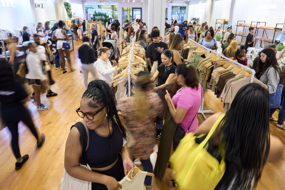 Los clientes hacen fila a las 6 de la mañana para poder comprar en la tienda fugaz de Shein en Plano, Texas, el 26 de agosto de 2022. (Cooper Neill/The New York Times)

