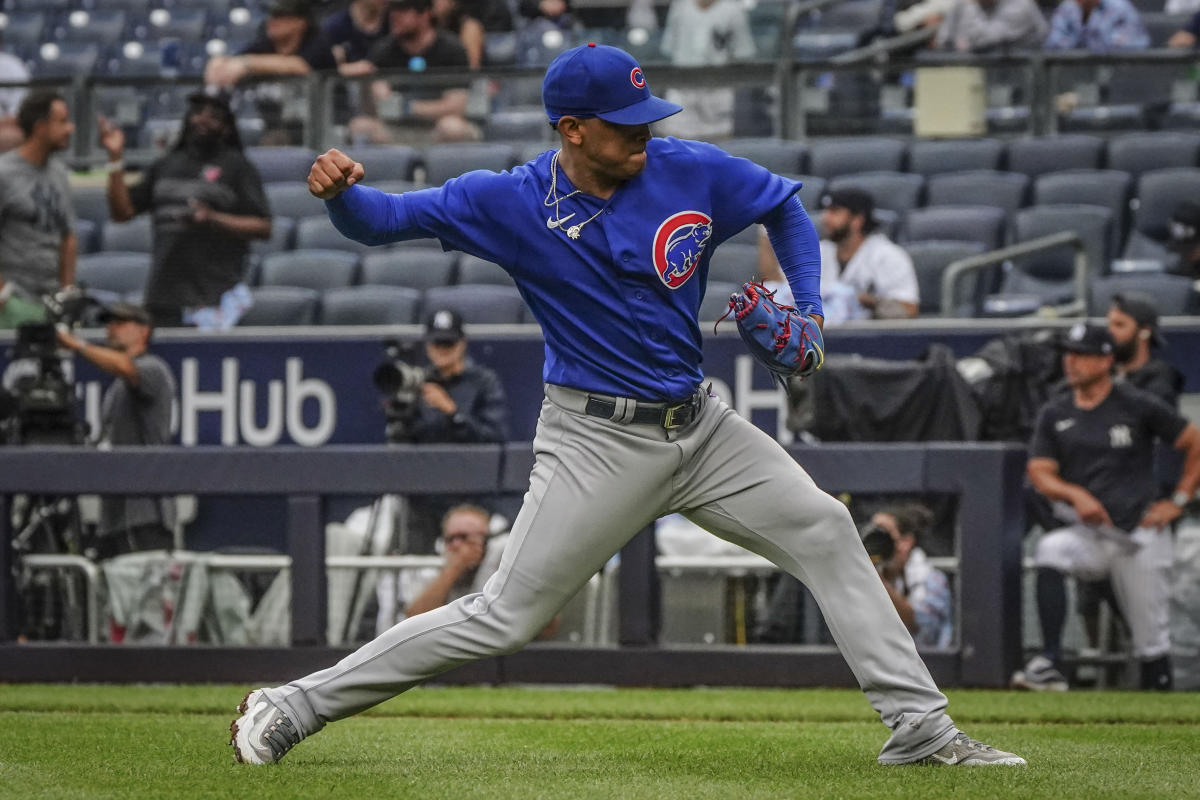 Michael Jordan throws out the first pitch at Wrigley Field 