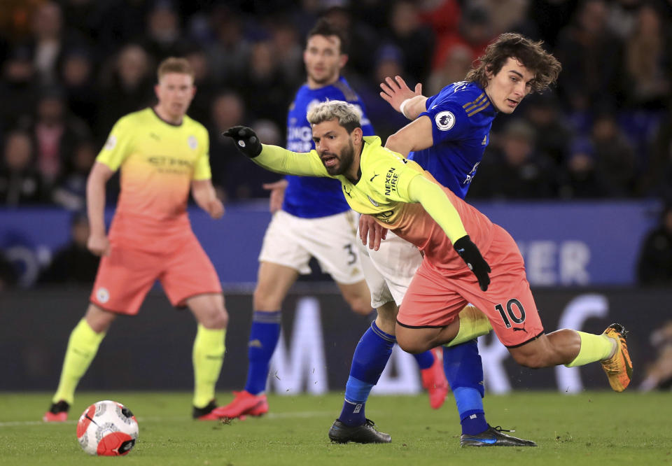 El argentino Sergio Agüero del Manchester City (10) cae durante el partido de la Liga Premier inglesa contra el Leicester, el sábado 22 de febrero de 2020, en Leicester, Inglaterra. (Mike Egerton/PA vía AP)