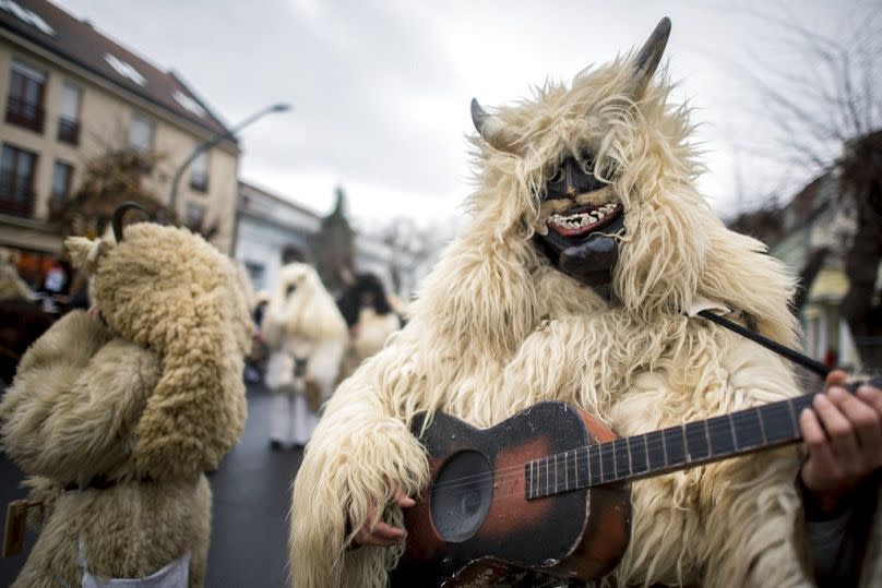 Männer ziehen in Holsmasken und Schafsfellen durch die Straßen, um den Winter zu vertreiben.