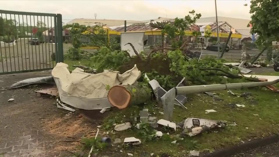 Une tornade a touché Paderborn dans l'ouest de l'Allemagne, faisant au moins un mort et une quarantaine de blessés, le 20 mai 2022 - BFMTV