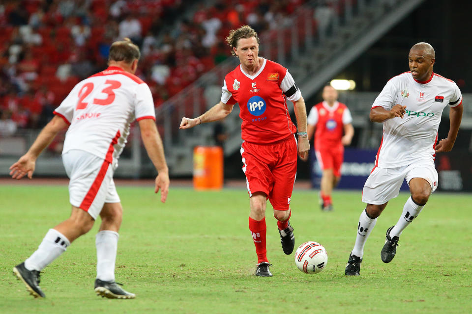 SINGAPORE - NOVEMBER 14:  Steve McManaman of Liverpool (C) dribbles past Quinton Fortune of Manchester United (R)  during The Castlewood Group Battle Of The Reds 2015 between Liverpool and Manchester United at National Stadium on November 14, 2015 in Singapore.  (Photo by Suhaimi Abdullah/Getty Images)