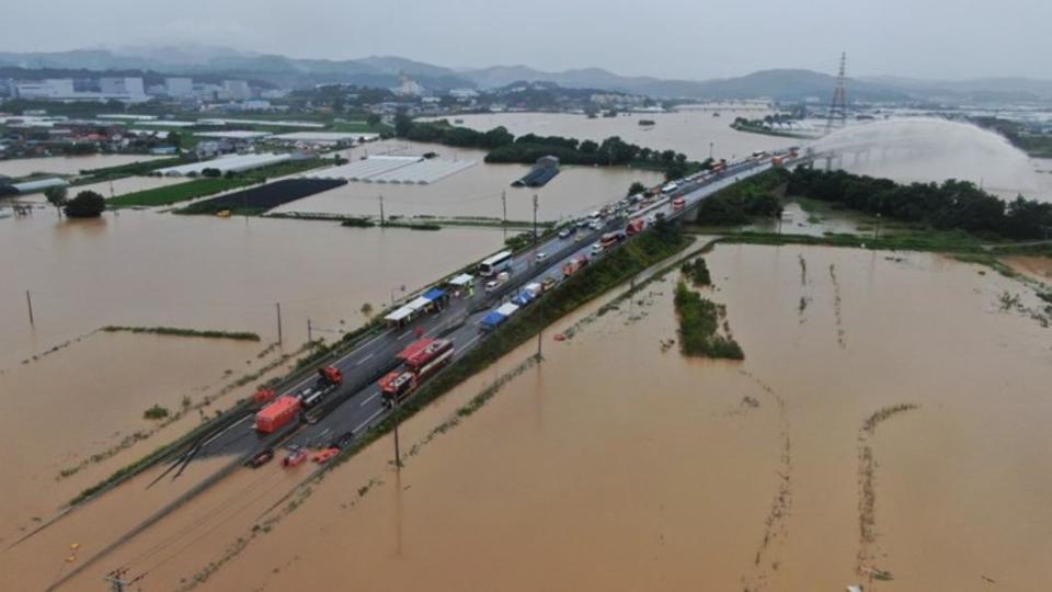 距離五松地下車道約300公尺的美湖江潰堤。（圖／翻攝自《香港新聞網》）