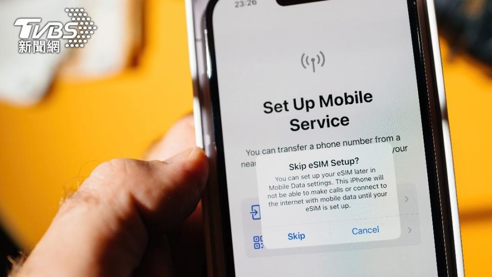 eSIM沒有實體卡片，只要掃描QR code，就可以加入eSIM。（示意圖／shutterstock達志影像）