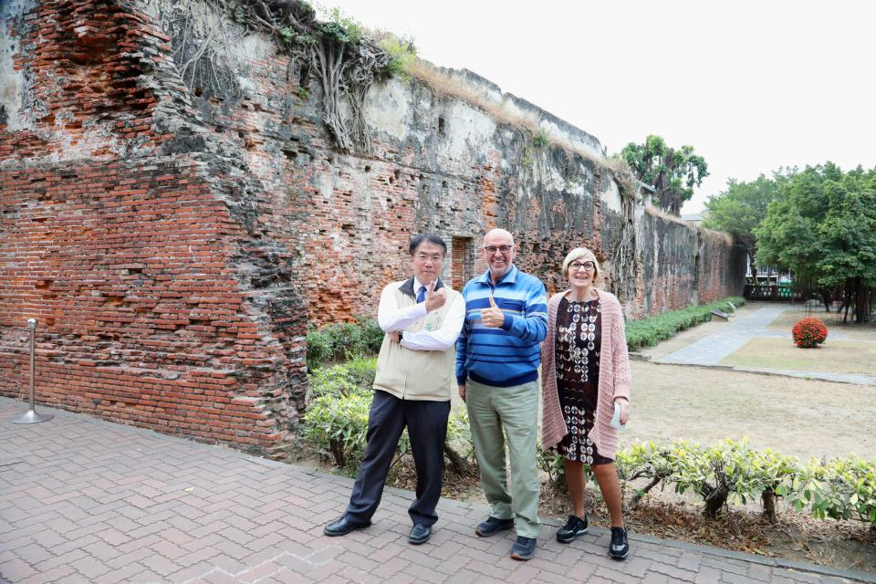 台南市長黃偉哲陪同荷蘭美聲音樂家馬丁參觀安平古堡，背景即被列為國定古蹟的「台灣城殘蹟」。（翻攝自台南市政府官網）