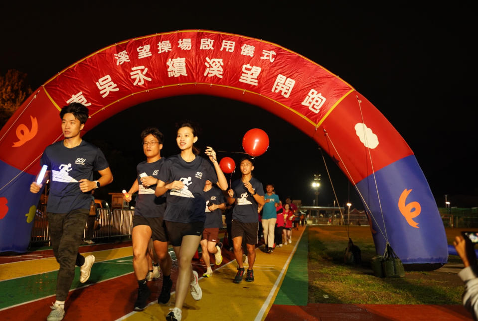 東吳大學整修外雙溪校區的溪望操場，並打造奧運等級的溪望跑道，5日晚間舉行星光慢跑，邀師生共襄盛舉。（圖／東吳提供）