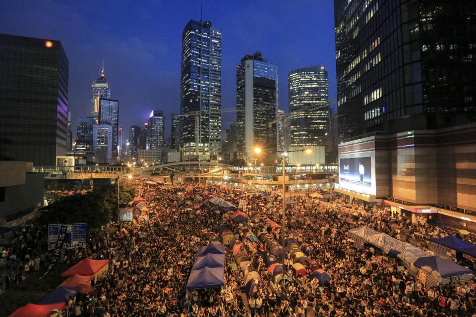 大批香港市民走到街頭，表達爭取普選的訴求。 (Guillaume Payen/NurPhoto via Getty Images)