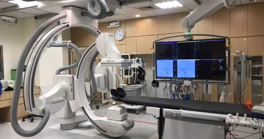 數位減像血管攝影（Digital subtraction angiography）能讓錯綜複雜的血管構造清楚顯現，好讓醫師進行栓塞手術。（圖／亞東醫院提供）