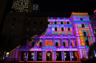 Beim Lichterfestival „Vivid Sydney“ erstrahlt die größte Stadt Australiens für einige Tage in schillernden Farben. (Bild: DEAN LEWINS/EPA)