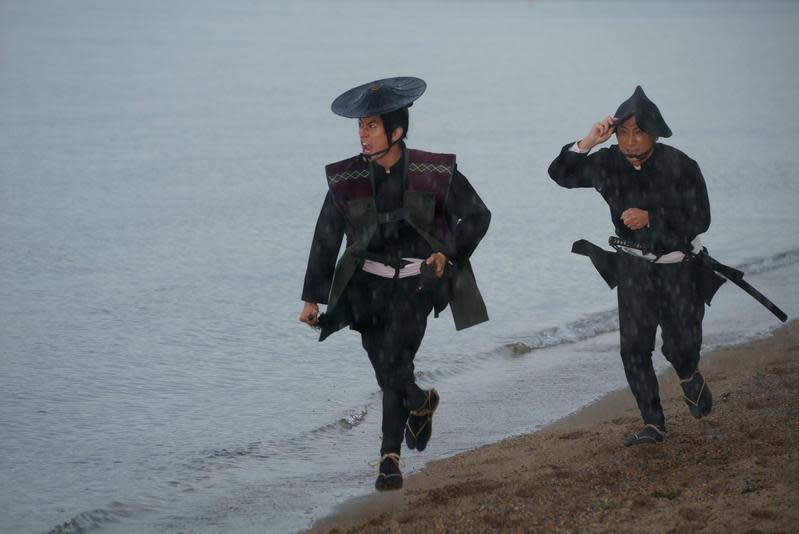 三浦春馬在電影《天外者》（左）演出歷史人物五代友厚，五代友厚原先是一名武士，其後致力發展日本經濟。（翻攝自《天外者》官方Twitter）