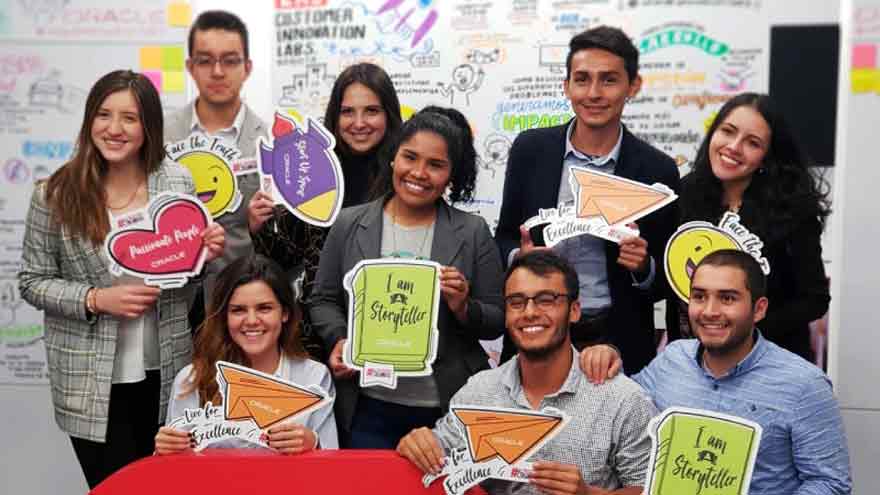 Jóvenes realizando pasantías en Oracle