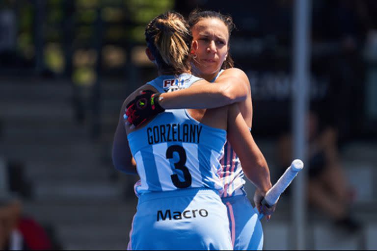 Valentina Costa Biondi abraza a Agustina Gorzelany, autora del gol de penal de Argentina ante China