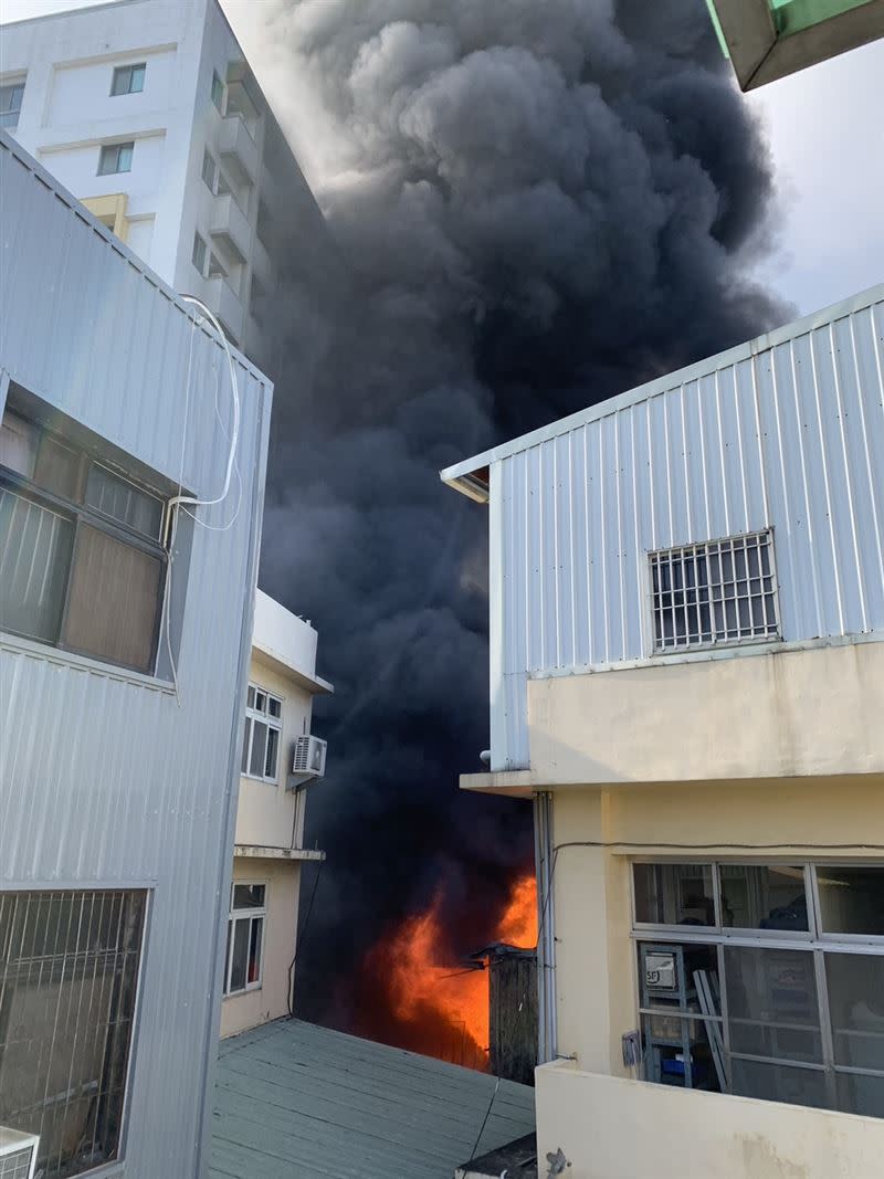 遭濃煙波及的集合式住宅大樓住著不少亞洲大學學生，校方第一時間前往確認租屋學生均安全。（圖／翻攝畫面）