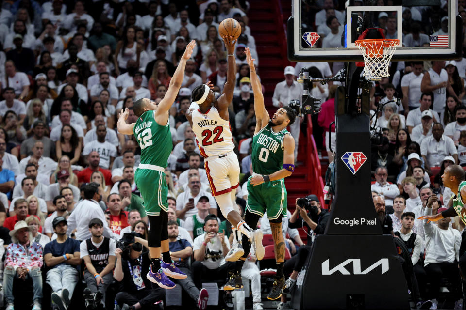 邁阿密熱火Jimmy Butler（持球者）、波士頓塞爾蒂克Grant Williams、Jayson Tatum。(Photo by Andy Lyons/Getty Images)