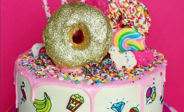 This gold donut emoji cake is a work of art and we need it at our next party