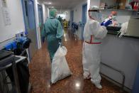 Sanitarios trabajan en el ala Covid del Hospital del Mar de Barcelona. (Foto: Lluis Gene / AFP / Getty Images).