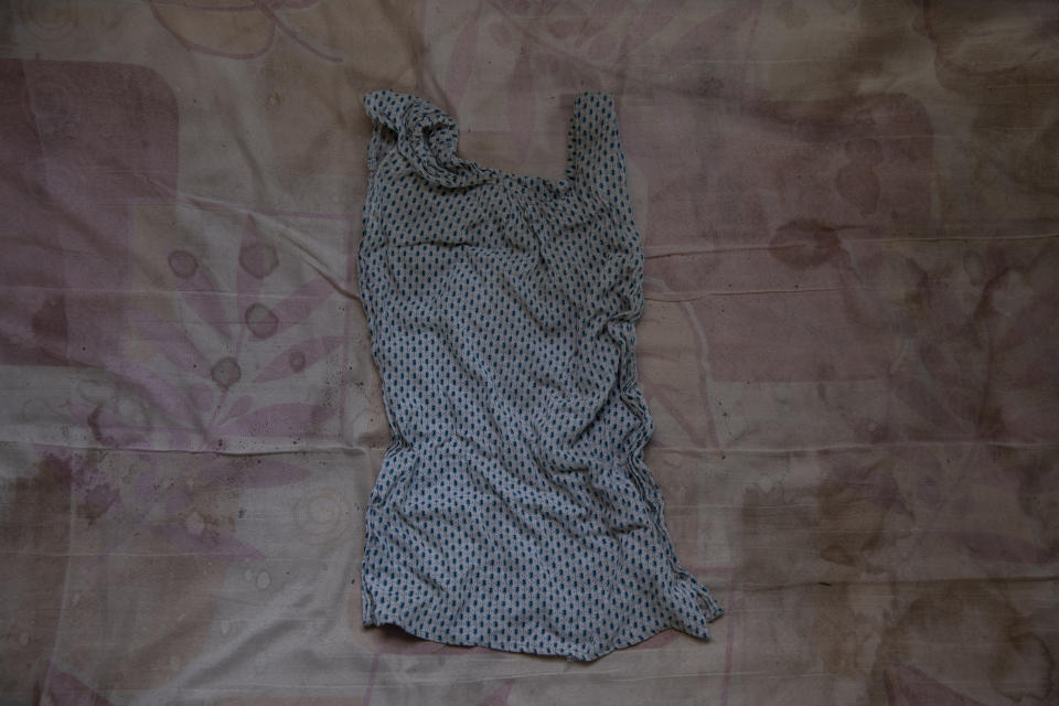 Un vestido de las gemelas de 4 meses Aden y Turfu Gebremariam, hecho a partir de prendas que pertenecían a su fallecida madre, Letay, en el interior del albergue donde vive la familia en Hamdayet, en el este de Sudán, cerca de la frontera con Etiopía, el 14 de marzo de 2021. Letay tuvo un embarazo aparentemente normal en la región de Tigray, en Etiopía, pero 10 días después de dar a luz a las niñas murió. (AP Foto/Nariman El-Mofty)