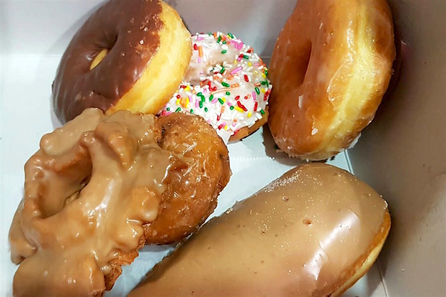 <b>photo: robert h./<a href="https://www.yelp.com/biz_photos/evergreen-donut-san-jose?utm_campaign=b34ba329-c322-4a28-b015-08df8a56773c%2C531ea06c-29d8-4bae-88bf-6e5770cb1265&utm_medium=81024472-a80c-4266-a0e5-a3bf8775daa7" rel="nofollow noopener" target="_blank" data-ylk="slk:yelp;elm:context_link;itc:0;sec:content-canvas" class="link ">yelp</a></b>