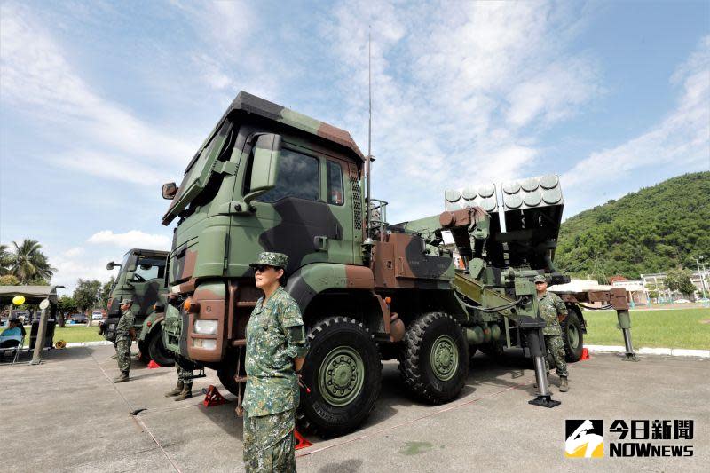 ▲陸軍8八軍團隊慶陳展雷霆2000火箭車等武器裝備，讓參加來賓與官兵家屬共同見證國軍建軍成果。（圖／記者莊全成攝）