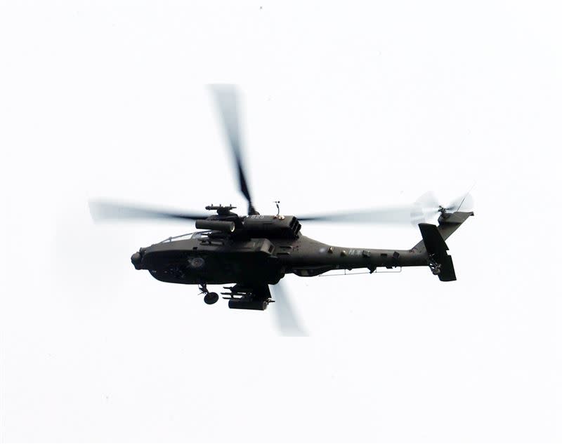 國軍漢光38號演習「聯合反登陸作戰」，陸航AH-64E阿帕契攻擊直升機實施對地攻擊。（圖/記者邱榮吉攝影）