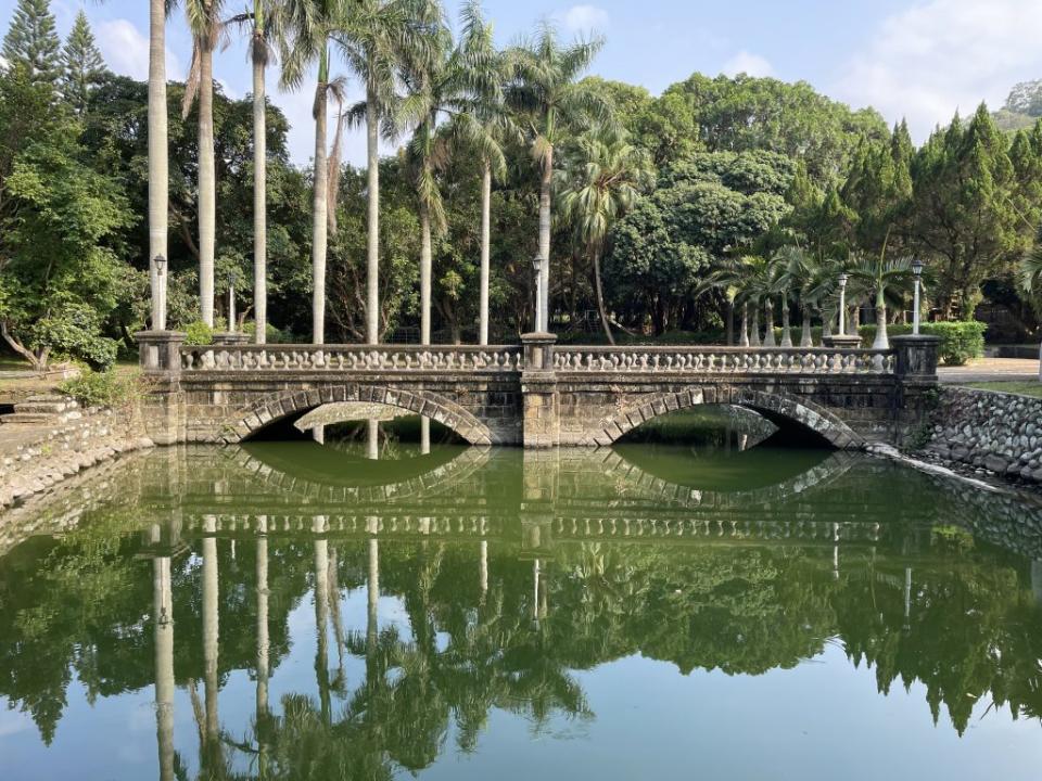 竹縣關西范朝燈故居審議通過為古蹟，圖為古宅內的半月池涵碧橋。（記者彭新茹攝）