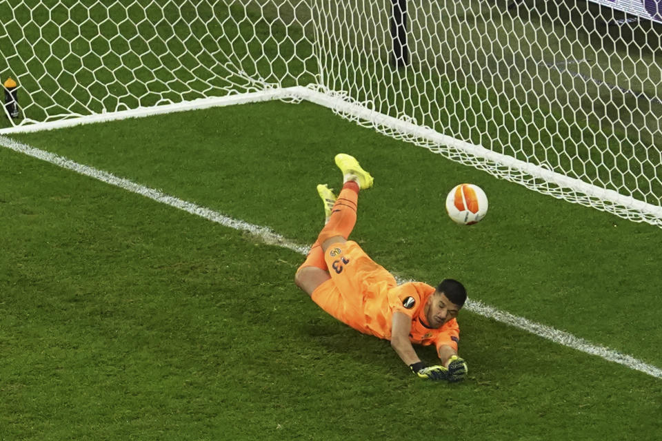 El argentino Gerónimo Rulli, del Villarreal de España, ataja un penal ejecutado por el español David de Gea, del Manchester United de Inglaterra, en la final de la Liga Europa, disputada el miércoles 26 de mayo de 2021 en Gdansk, Polonia (Aleksandra Szmigiel, Pool via AP)