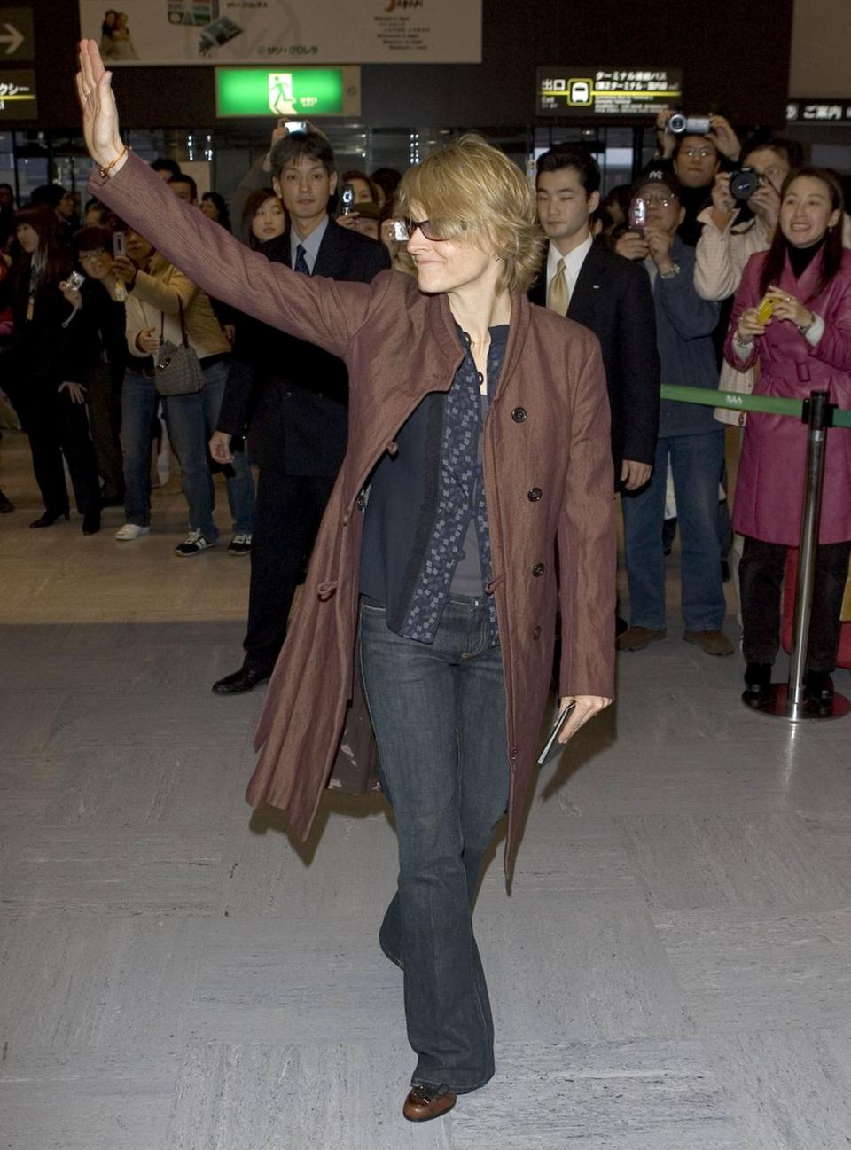 <p>Academy Award-winning actress Jodie Foster gives a warm greeting to her fans as she arrives at an airport in Japan in 2006. </p>