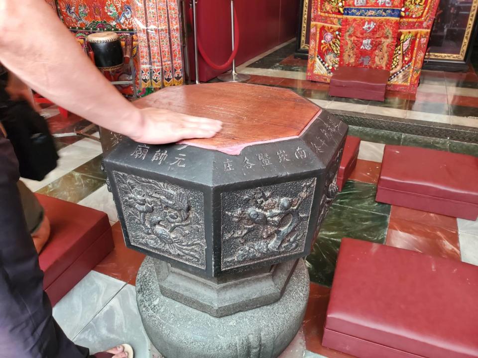 天爐是南崁五福宮的鎮廟之寶，相傳摸天爐可以轉運並帶來財運。圖/生活中心攝。