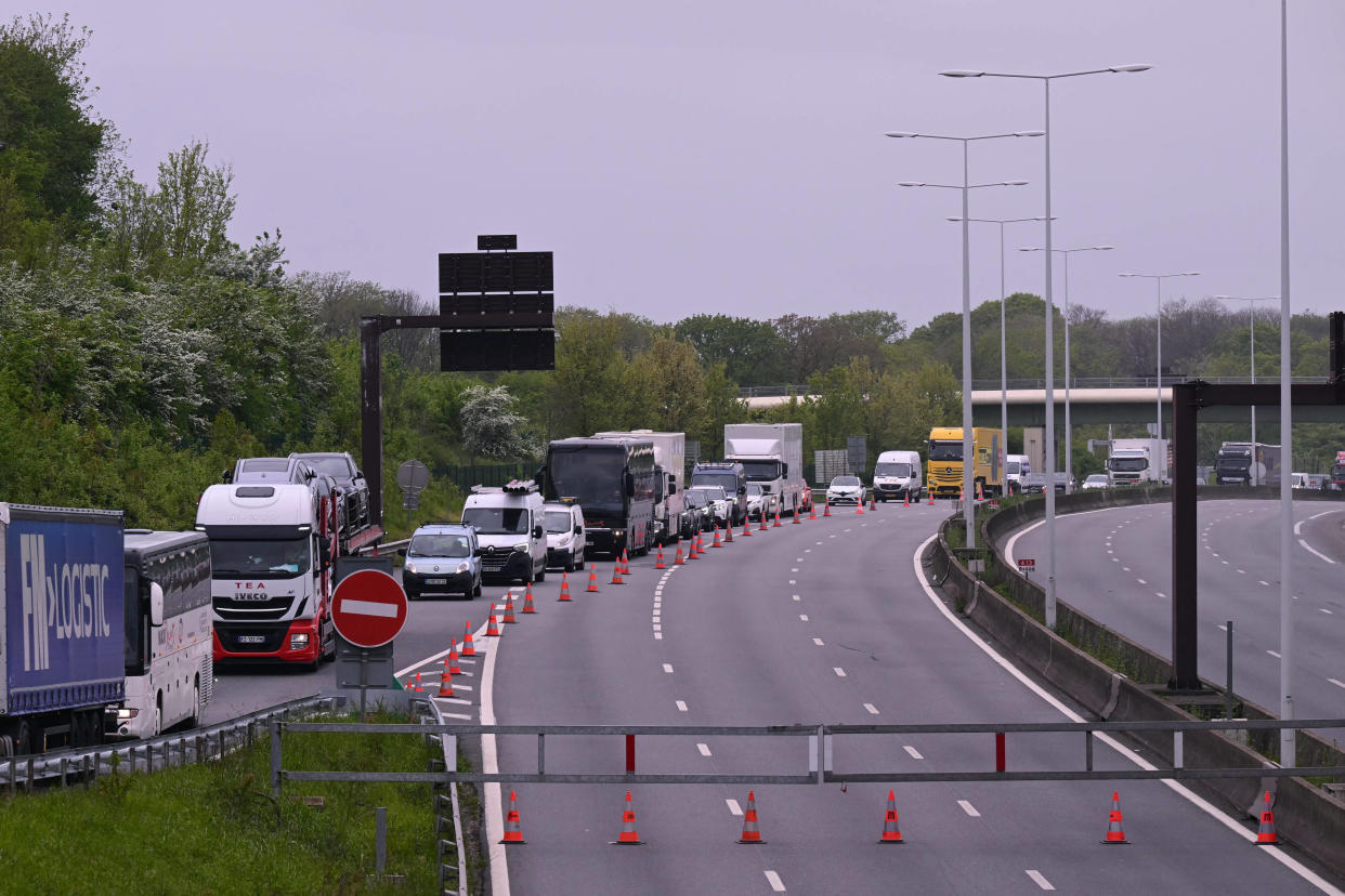 
Une vue de l’autoroute A13 fermée, avec une file de véhicules sortant de l’autoroute à Versailles, le 19 avril 2024.