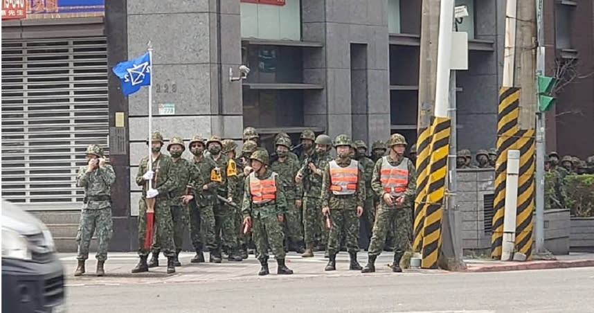 士林街頭出現大批軍人進行行軍訓練。（圖／翻攝自我是士林人、我是北投人、我是大同人【士林區、北投區、大同區】臉書）