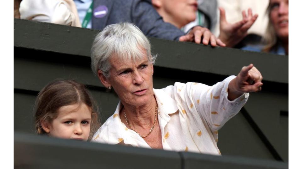 Judy Murray pointing at the distance with a young girl