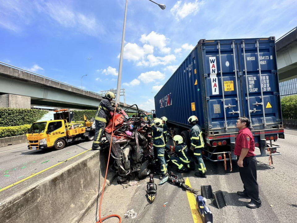 國道公路警察第一大隊16日表示，中午據報國道1號北向17公里處，發生4輛車交通事故；其中1輛轎車遭聯結車嚴重擠壓於內側護欄，扭曲變形。消防全力搶救。（翻攝照片／中央社）