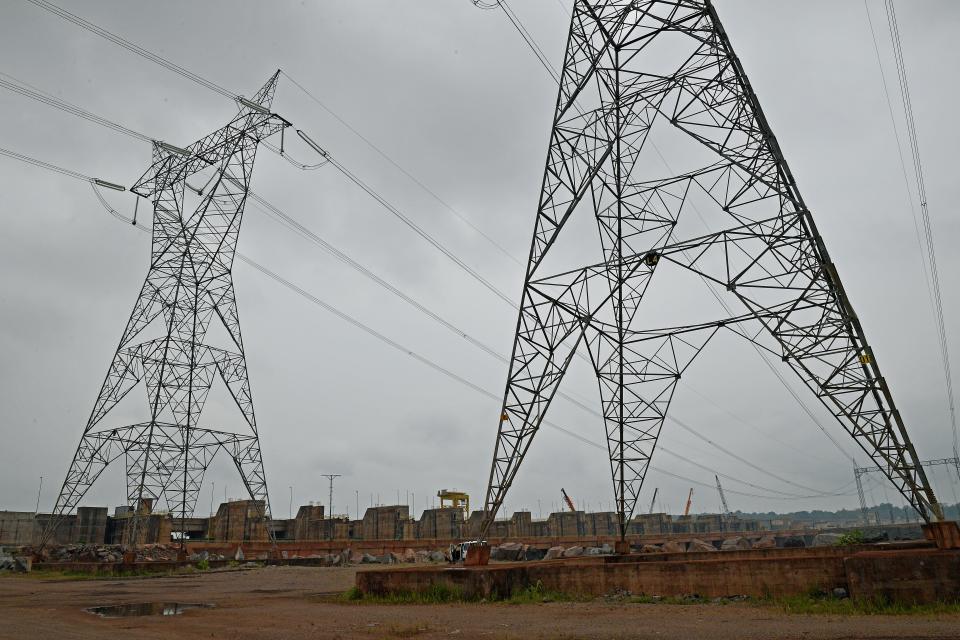 Torres de transmisiÃ³n de electricidad dentro del complejo de la central elÃ©ctrica de la presa de Santo AntÃ´nio, en Porto Velho, en la Amazonia brasileÃ±a, el 22 de septiembre de 2017