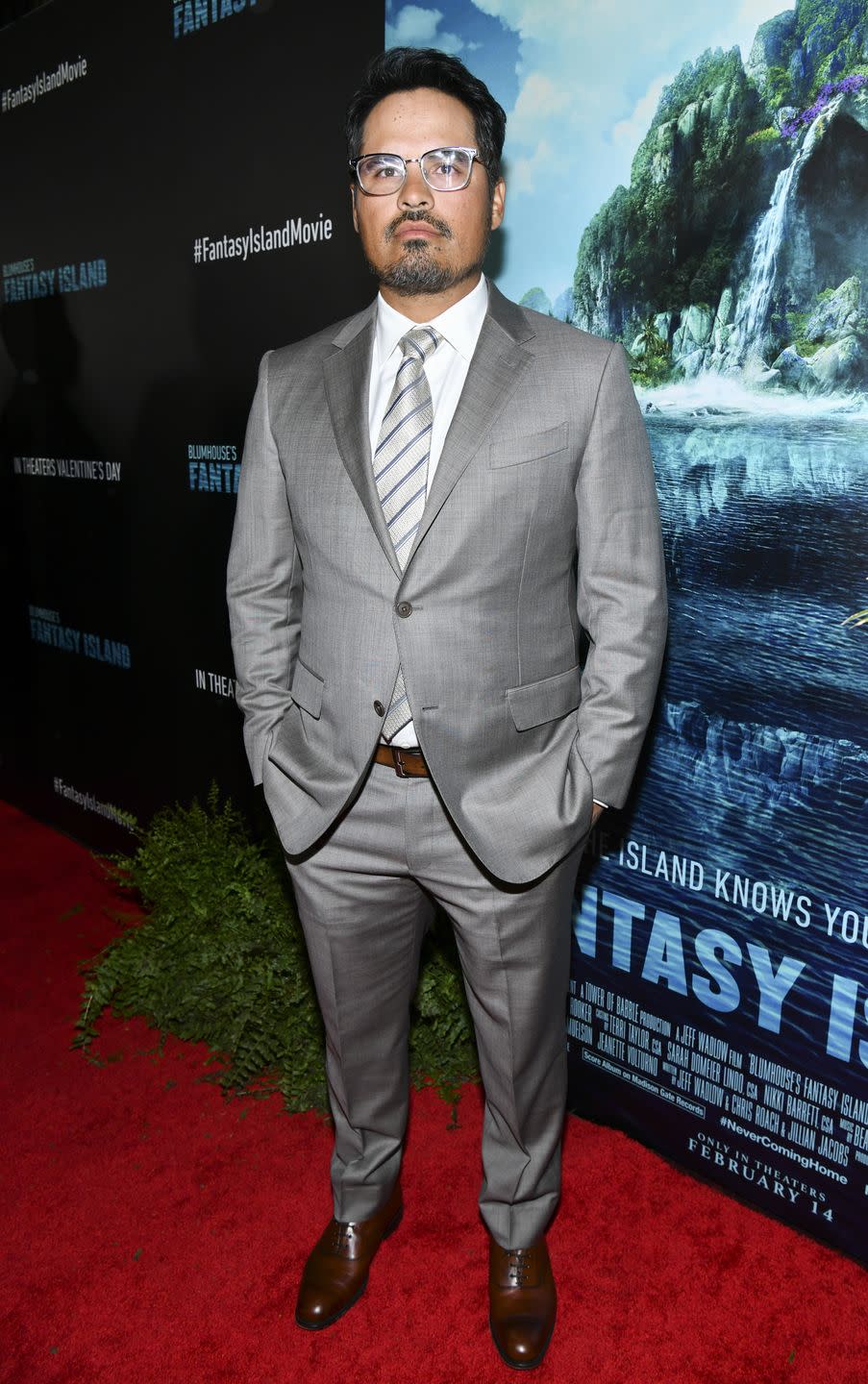 michael peña en la alfombra roja para la isla de la fantasía