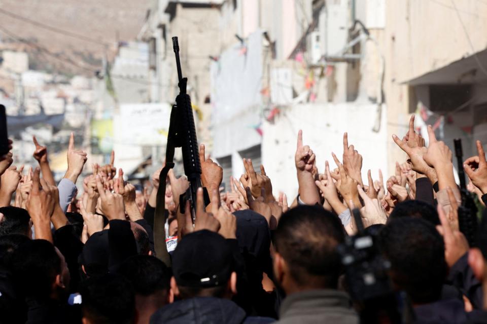 2023年11月18日，約旦河西岸那不魯斯的巴拉塔難民營（Balata Camp, Nablus）為5名當地武裝份子舉行葬禮。路透社