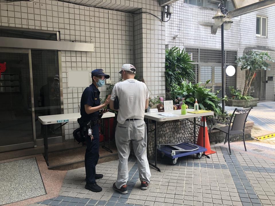 動保處與警方協同前往現場。   圖：新北市動保處提供