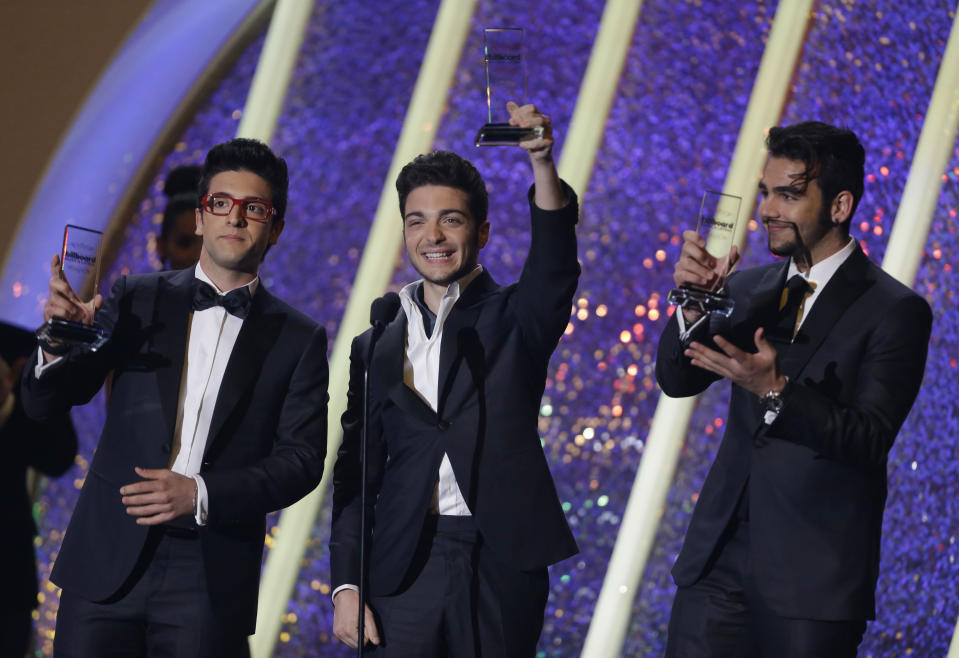 De izquierda a derecha Piero Barone, Gianluca Ginoble e Ignazio Boschetto, del trío de ópera pop Il Volo, aceptan el premio Latin Pop Album, artista del año, dúo o grupo, el jueves 24 de abril del 2014 en Coral Gables, Florida. (AP Foto/Lynne Sladky)