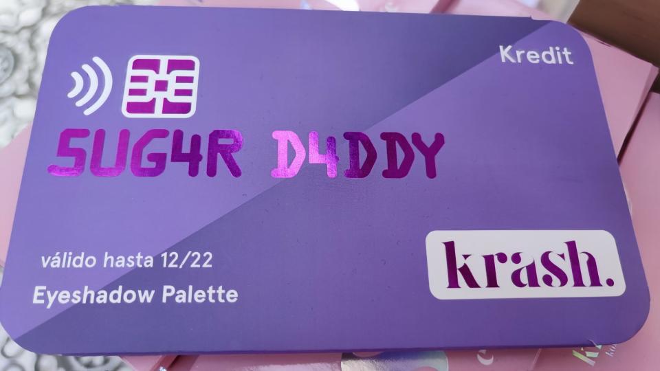 Krash Kosmetics simula una tarjeta de crédito que un pederasta da a una adolescente para comprar cosas a cambio de sexo. 