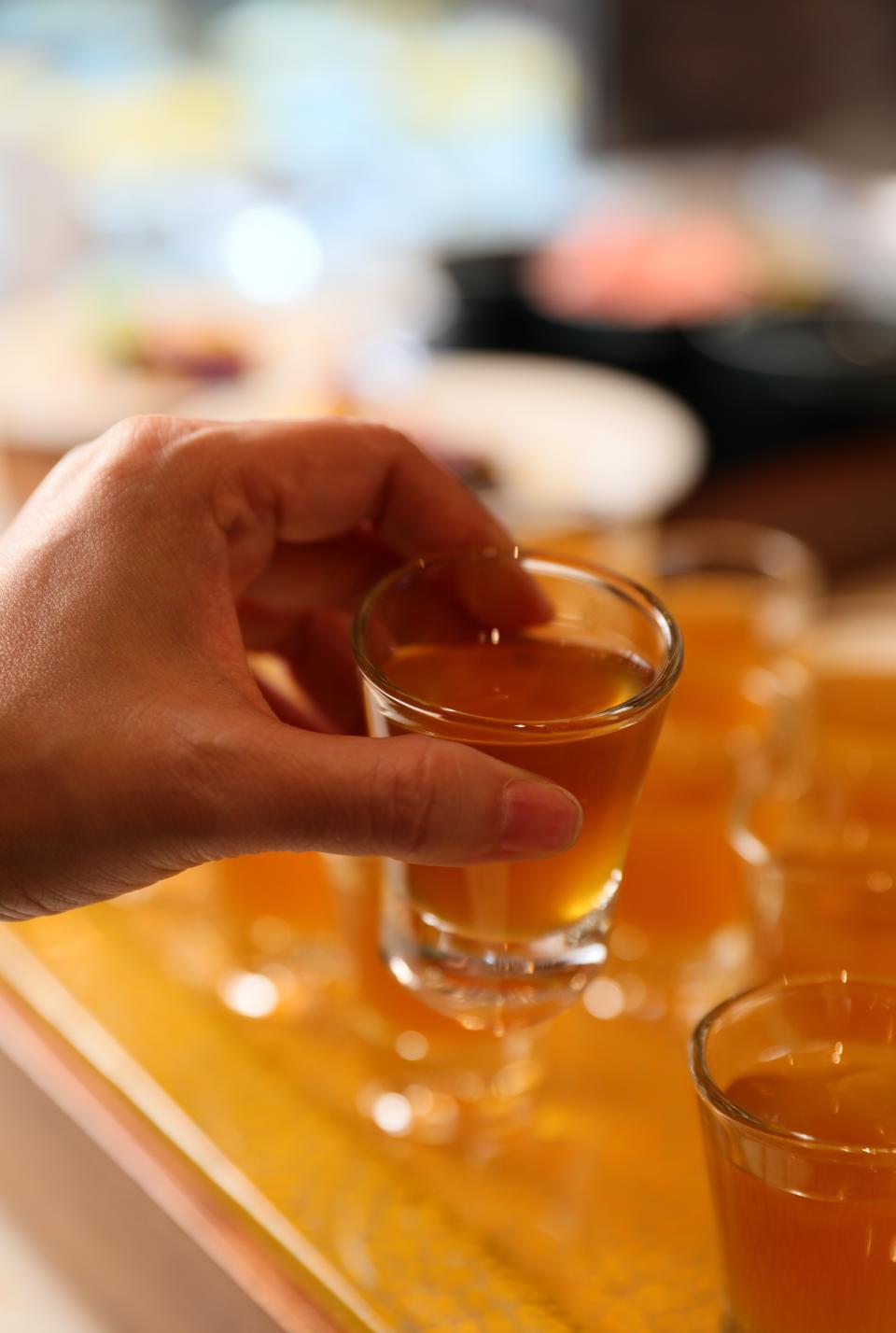 炸物烤物餐檯貼心搭配去膩的醋飲。