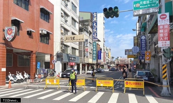 南市警局交通警察大隊預先規劃各交通要道疏導及管制作為，透過期前加強整備有效疏導車流，減少228連假民眾塞車之苦。（記者李嘉祥攝）