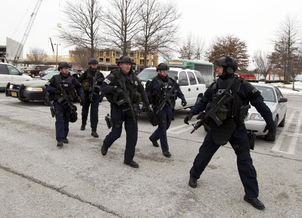 Policías avabnzan hacia el Centro Comercial en Columbia, Maryland, tras uh tiroteo en el que murieron tres personas, el sábado, 25 de enero del 2014. (Foto AP/Jose Luis Magana)