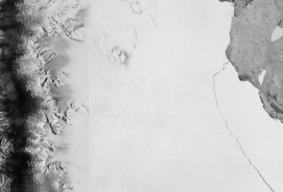 <p>A section of an iceberg, about 6,000 sq km, broke away as part of the natural cycle of iceberg calving off the Larsen C ice shelf in Antarctica in this satellite image released by the European Space Agency on July 12, 2017. (Photo courtesy ESA/Handout via Reuters) </p>